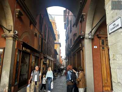 Tornati in Piazza Maggiore imbocchiamo via Clavature 